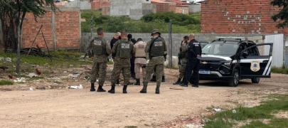 A ação policial é decorrente de investigações que apuram os crimes de homicídio e tentativa de homicídio ocorridos em janeiro de 2024 na cidade