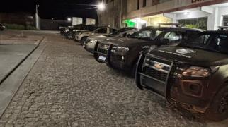 A ação policial é decorrente de investigações que apuram os crimes de homicídio e tentativa de homicídio ocorridos em janeiro de 2024 na cidade