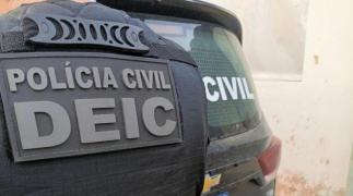 Uma pistola e porções de maconha, cocaína e êxtase foram apreendidas durante a ação