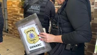 Ação cumpre 20 mandados de busca e apreensão e apreende drogas, armas e materiais ligados ao tráfico