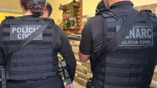 Ação cumpre 20 mandados de busca e apreensão e apreende drogas, armas e materiais ligados ao tráfico