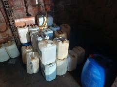 Cerca de 640 litros do material foram encontrados em vasilhames plásticos em um galpão