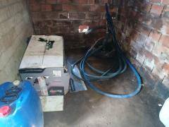 Cerca de 640 litros do material foram encontrados em vasilhames plásticos em um galpão