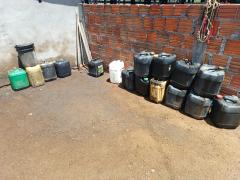 Cerca de 640 litros do material foram encontrados em vasilhames plásticos em um galpão