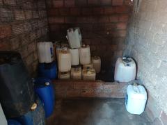 Cerca de 640 litros do material foram encontrados em vasilhames plásticos em um galpão