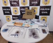 Ação conjunta também resultou na apreensão de arma de fogo, drogas e materiais utilizados na comercialização de entorpecentes