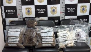 Foram apreendidos cerca de 8 kg de cocaína, porções de maconha, crack, celulares, modens e um veículo