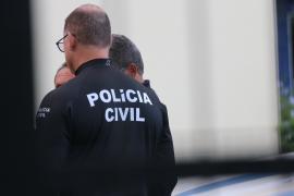 Aparelho celular roubado e porções de crack foram apreendidos durante diligências policiais