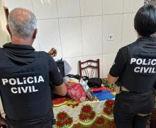 Na residência do homem, foram apreendidos dispositivos eletrônicos e materiais que aparecem em vídeos de abusos