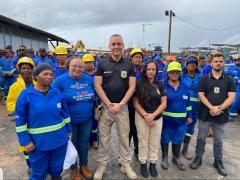 A ação, realizada no bairro de Águas Claras, em Salvador, teve como objetivo conscientizar os trabalhadores sobre o enfrentamento à violência de gênero