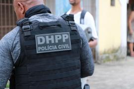 Ele teve dois mandados de prisão cumpridos por tráfico de drogas