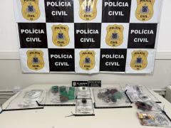 Entorpecentes e materiais utilizados no tráfico também foram apreendidos