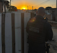 Mandados judiciais foram cumpridos, além de flagrante por tráfico de drogas e apreensão de materiais ligados às investigações