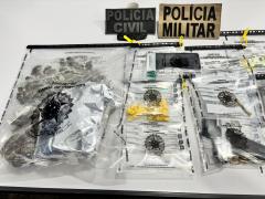 Foram apreendidos uma pistola, porções de maconha, cocaína, drogas sintéticas, munições e documentos com indícios de falsificação