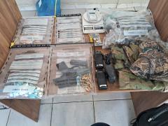 Entorpecentes, uma arma e equipamentos foram apreendidos após confronto no bairro Casas Novas