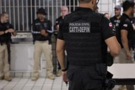 Documentos e prontuários médicos foram apreendidos para análise pericial; ao menos 24 pacientes relataram prejuízos após procedimentos oculares