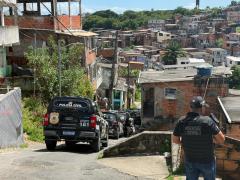 Equipes de todos os departamentos operacionais cercaram o bairro de Tancredo Neves
