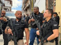 Equipes de todos os departamentos operacionais cercaram o bairro de Tancredo Neves