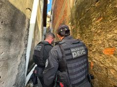 Dois homens investigados como responsáveis pelo local foram presos em flagrante