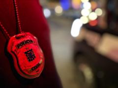 Policiais foram acionados pelo Disque Denúncia e localizaram o suspeito enquanto era agredido por populares