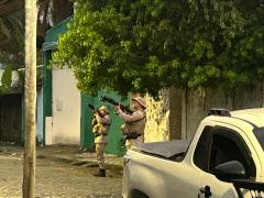 O suspeito, apontado como um dos chefes do grupo, confrontou com as Forças de Segurança e foi socorrido para uma unidade médica da região.