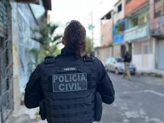 Mais de 140 porções de entorpecentes foram localizadas em um local próximo de onde o suspeito foi localizado