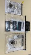 Durante as buscas, foram localizadas substâncias análogas a maconha e cocaína, materiais utilizados no comércio ilícito como balanças de precisão, aparelhos celulares, dinheiro em espécie e duas motocicletas