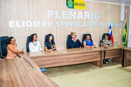 O evento reuniu estudantes, educadores, representantes da sociedade civil e autoridades para debater temas relacionados aos direitos das mulheres