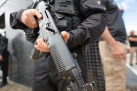 Um mandado de prisão foi cumprido contra o homem, que foi encontrado em posse de entorpecentes