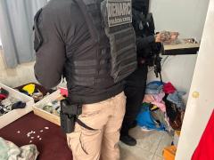 As diligências transcorreram durante o dia, em diferentes bairros localizados na área oeste da cidade, cumprindo mandados de prisão, busca e apreensão e formalizando autos de prisão em flagrante
