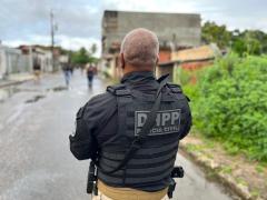 A vítima foi encontrada morta em via pública no bairro IAPI após sofrer graves lesões traumáticas