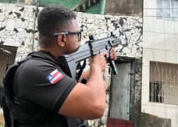 A investida policial tem foco no cumprimento de ordens judiciais no bairro de Plataforma