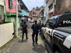 A investida policial teve foco no cumprimento de ordens judiciais no bairro de Plataforma