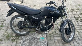 Ação foi realizada durante a Operação Colheita Amarga e resultou na apreensão de aparelhos celulares, balança de precisão e motocicleta 