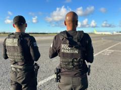 Criminoso possuía mandado de prisão por comércio de entorpecentes e associação ao tráfico.