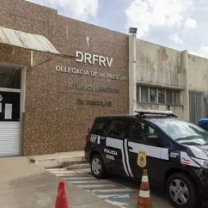 Um carro ao lado da Delegacia De Furtos