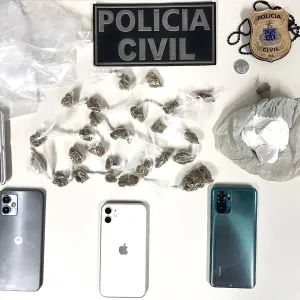 Vinte e cinco porções de maconha e duas pedras de crack foram apreendidas com o grupo