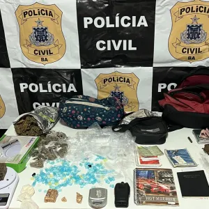 Rádios comunicadores, cadernetas com anotações do tráfico e embalagens para acondicionar entorpecentes também foram apreendidos