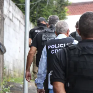 Cocaína, maconha, dinheiro e um celular foram apreendidos com o suspeito