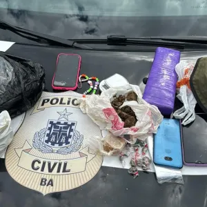 Os três homens acusados de tráfico de drogas e assalto à mão armada confessaram os crimes