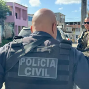 Na casa do homem, que confessou a autoria do crime, os policiais localizaram uma boneca e um par de sandálias da vítima