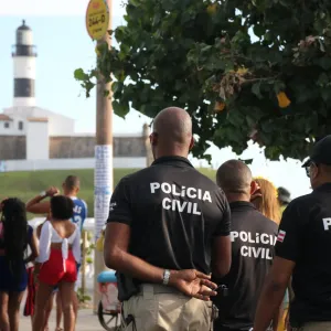 Vítima passeava pelas imediações do Farol da Barra quando foi surpreendida pelo acusado, que já responde por violência doméstica contra a mãe