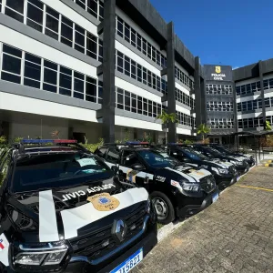 Viaturas da PCBA em frente ao Departamento de Polícia