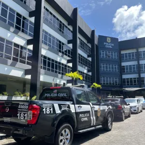 Viatura da PCBA em frente ao Departamento de Polícia
