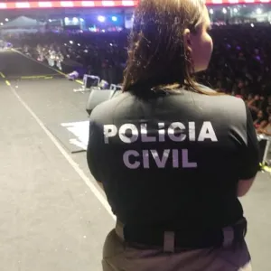 Policial civil no palco em prontidão