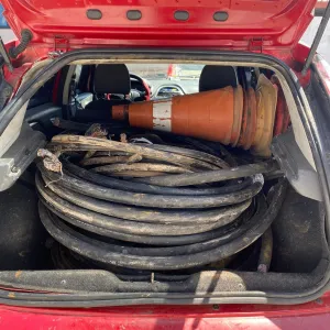 Porta-malas do veículo apreendido com materiais