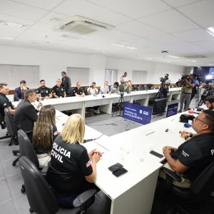 Policiais em coletiva com jornalistas