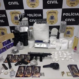 Drogas, armas e outros materiais apreendidos na delegacia