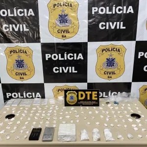 Drogas e outros materiais apreendidos em delegacia.