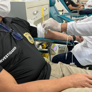 Policial civil doando sangue